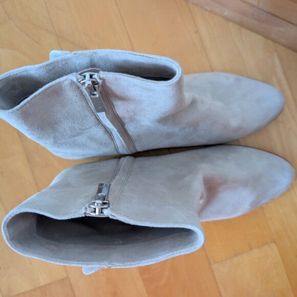 JOIE Laleh Ruffle Leather Suede Ankle Boot, Light Gray 38.5 - Picture 3 of 6